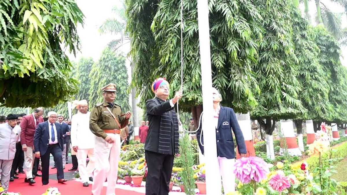 उच्च न्यायालय खण्डपीठ ग्वालियर में न्यायमूर्ति रोहित आर्या ने किया ध्वजारोहण